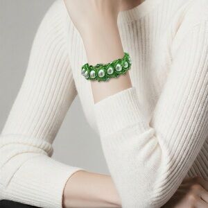 Flat spiral bracelet light green pearls‎